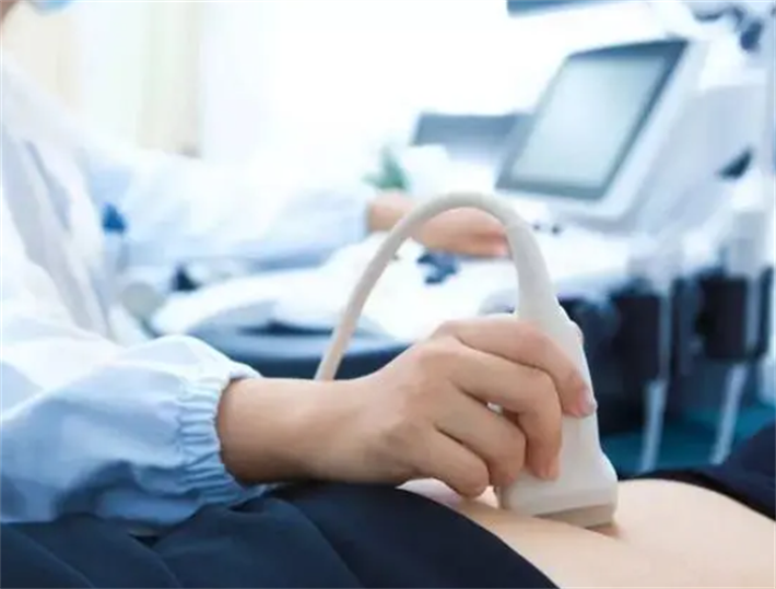 女性检查身体